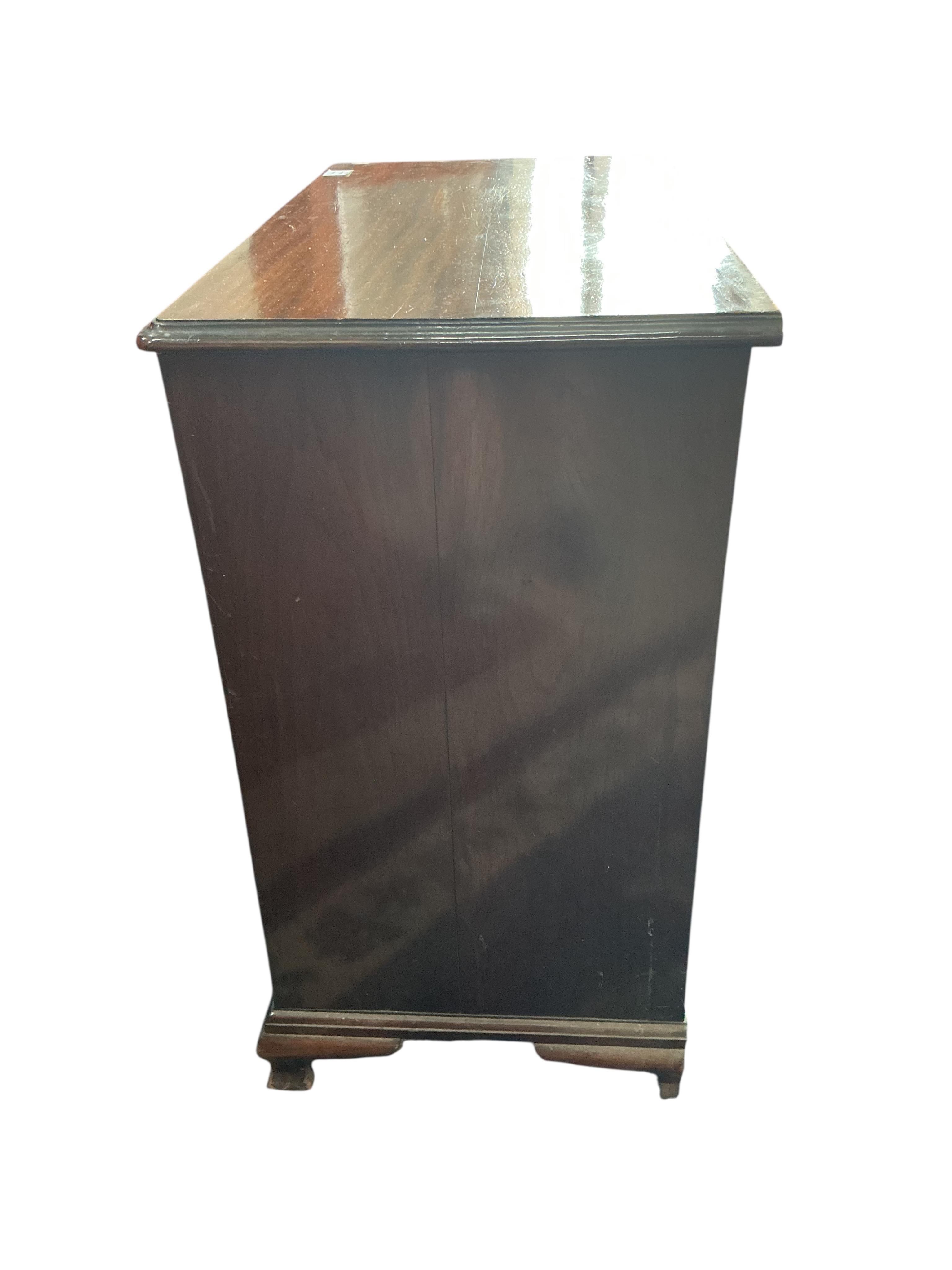 A small George III mahogany chest of drawers, width 79cm, depth 44cm, height 83cm
